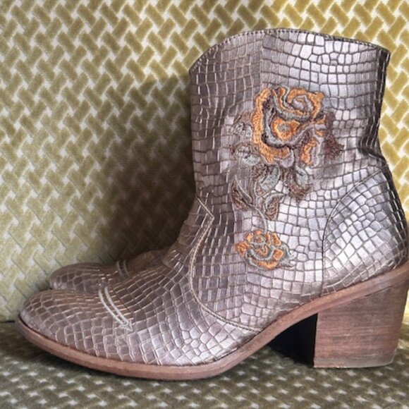 Marco Delli Women's Chenoa Bronze Leather Floral Embroidery Ankle Boots NEW - Picture 4 of 16